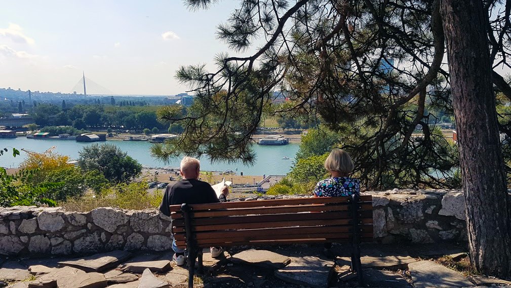 par_na_klupi_i_pogled_sa_kalemegdana_beograd